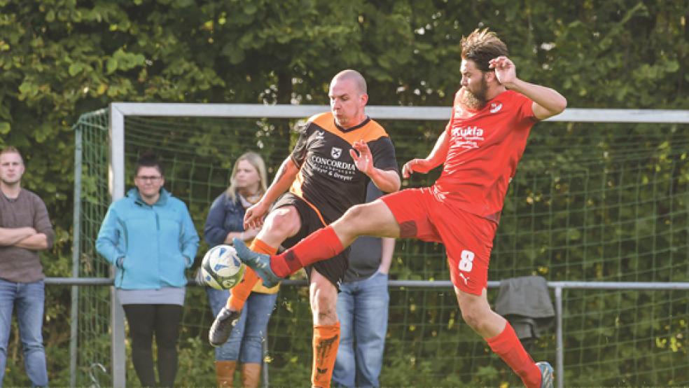 Derbykampf in Wymeer: Jan Bakker im Zweikampf mit Jemgums Yannik Vohs. Am Ende teilten beide Teams nach einem spannenden Duell die Punkte. © Foto: Bruins