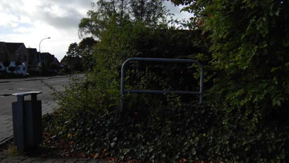 Dieses Schild der Oberschule an der Wiesenstraße wurde am Wochenende von Unbekannten zerstört. © Foto: Hoegen