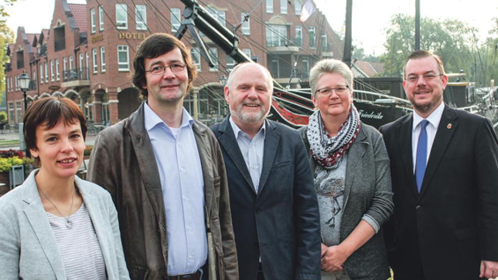 Unterzeichneten gemeinsam den Vertrag zur Schulsozialarbeit (von links): Martina Brauer (Stadt Papenburg), Wilfried Sürken und Franz-Josef Lensker (beide Johannesburg), Birgit Lelonek (Stadt Papenburg) und Bürgermeister Jan Peter Bechtluft. © Foto: Stadt Papenburg