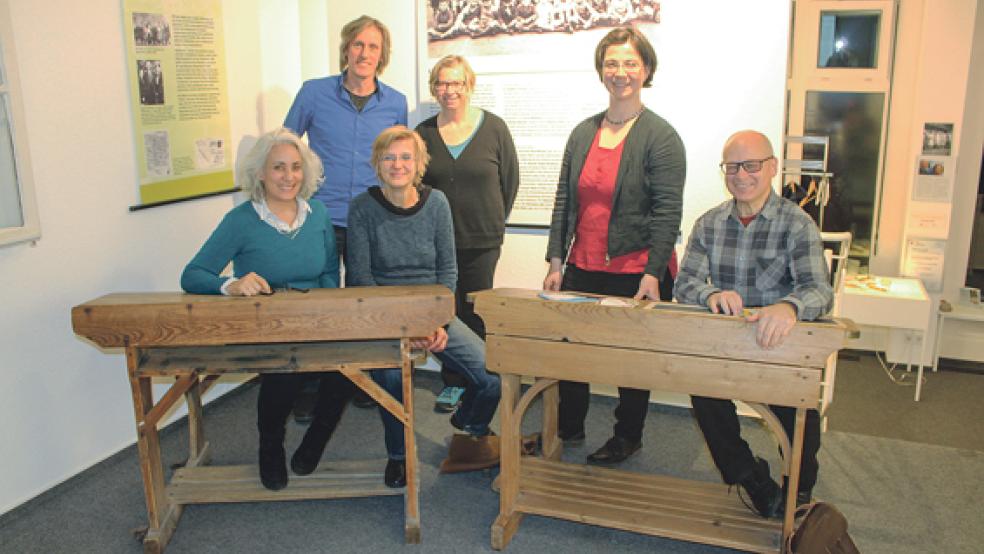 Dr. Juliane Irma Mihan (2. v.r.) von der Ehemaligen Jüdischen Schule in Leer mit Mitgliedern des Arbeitskreises Lern- und Gedenkort Jawne. © Foto: Landkreis Leer