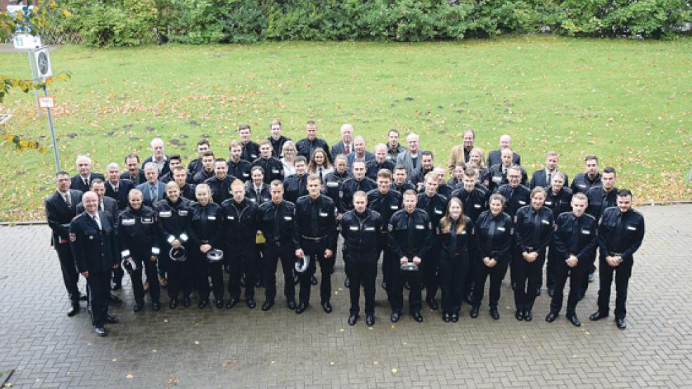 Polizeidirektor Johannes Lind (vorne links) mit den Neuzugängen der Polizeiinspektion Leer/Emden. © Foto: Polizei