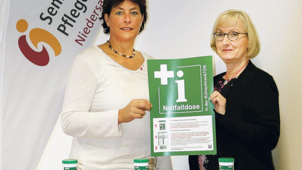 Tanja Wessel vom Senioren- und Pflegestützpunkt des Landkreises (links) und Mariechen Weber, Leiterin des Kreissozialamtes, mit den neuen Notfalldosen. © Foto: Melanie Wessel