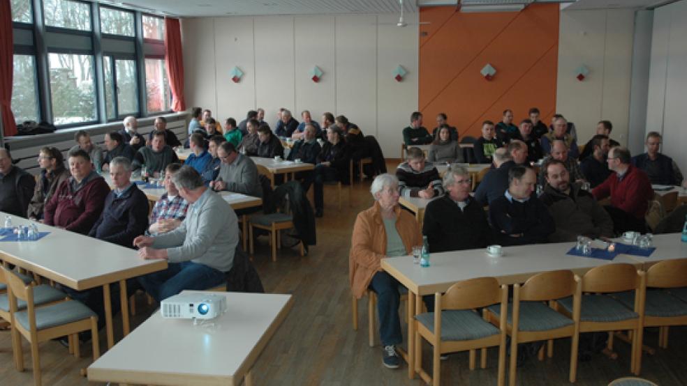 Auf zahlreiche Landwirte - hier bei einer Informationsveranstaltung zum Thema Gänserast im DGH Jemgum - hofft der Landkreis auch beim Thema RROP. © Foto: Archiv
