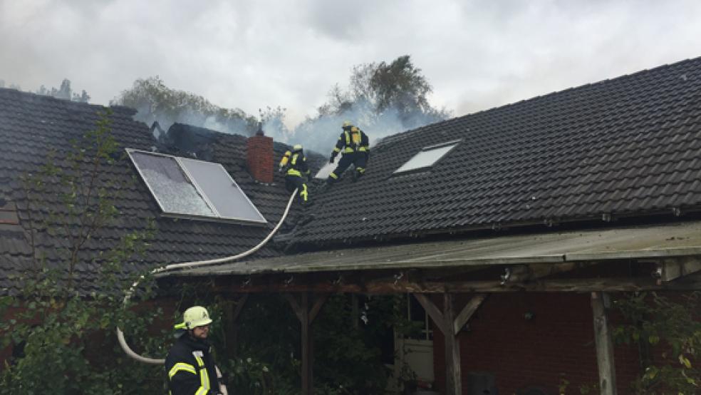 Die Feuerwehr war mit einem Großaufgebot im Einsatz, um ein brennendes Haus in Neermoor zu löschen. © Foto: Feuerwehr