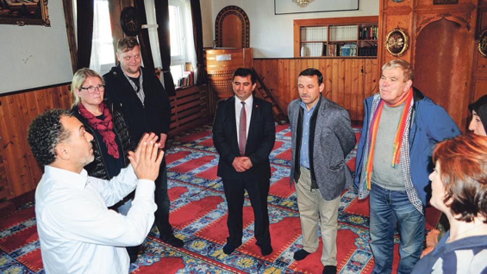 Einblicke in den Islam: Der türkisch-islamische Kulturverein Papenburg hat zu einem Tag der offenen Moschee eingeladen und alle Fragen rund um den islamischen Glauben beantwortet. © Foto: Becker