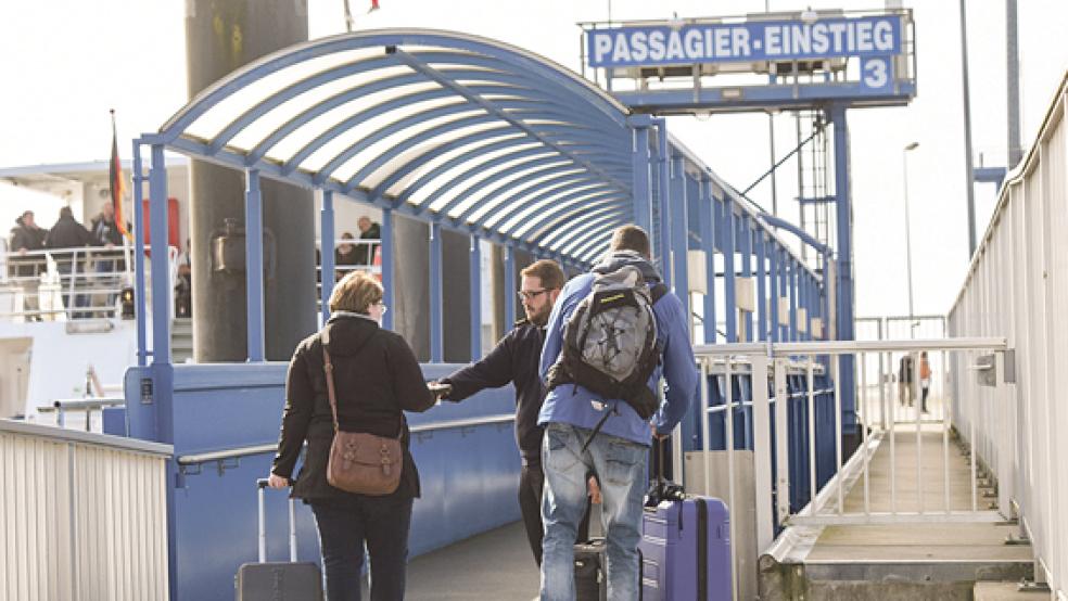 Nicht nur diese zwei Urlauber zieht es auf die Insel: Die Reederei AG Ems stockte deshalb den Fahrplan spürbar auf. © Foto: Hasseler