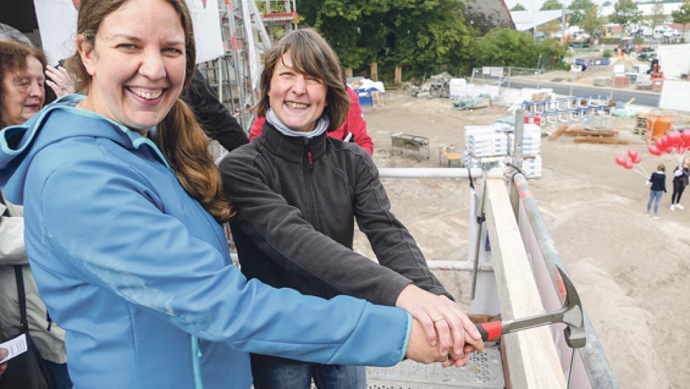 Als Bauherrinnen dürfen Kathrin und Astrid Muckli (links) einen symbolischen Zimmermannnagel einschlagen. © Foto: Jürgens