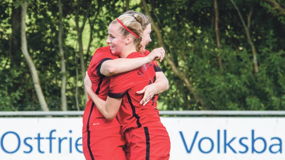 Jemgumer Jubel über den Einzug ins Viertelfinale: Annika Hüncke und Milena Vohs (r.) durften sich freuen nach dem 2:1 über Hage. © Archivfoto: Mentrup