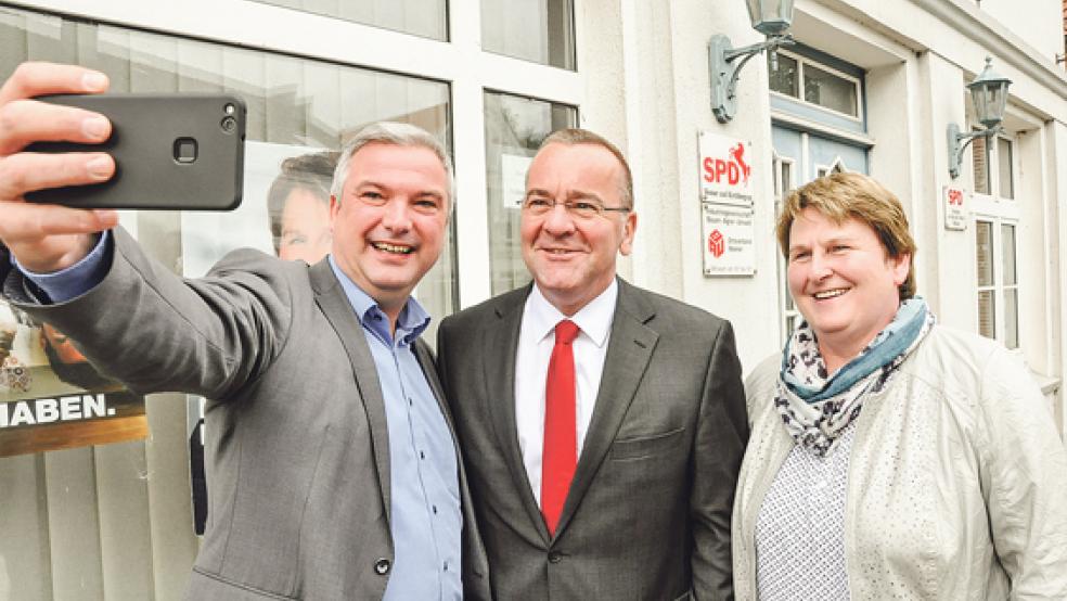 Vor dem SPD-Büro in Weener nutzte der SPD-Kreisvorsitzende Sascha Laaken heute die Gelegenheit für ein Handy-Selfie mit Niedersachsens Innenminister Boris Pistorius und der Landtagsabgeordneten Johanne Modder (von links). © Foto: Boelmann