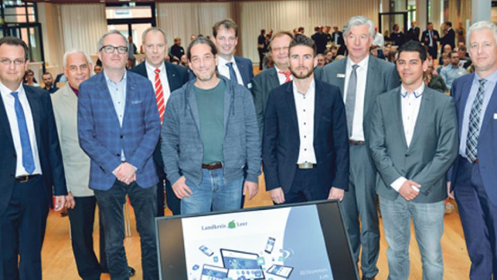 Die Referenten und Organisatoren des ersten IT-Fachkongresses in Leer mit Landrat Matthias Groote (rechts). © Foto: privat