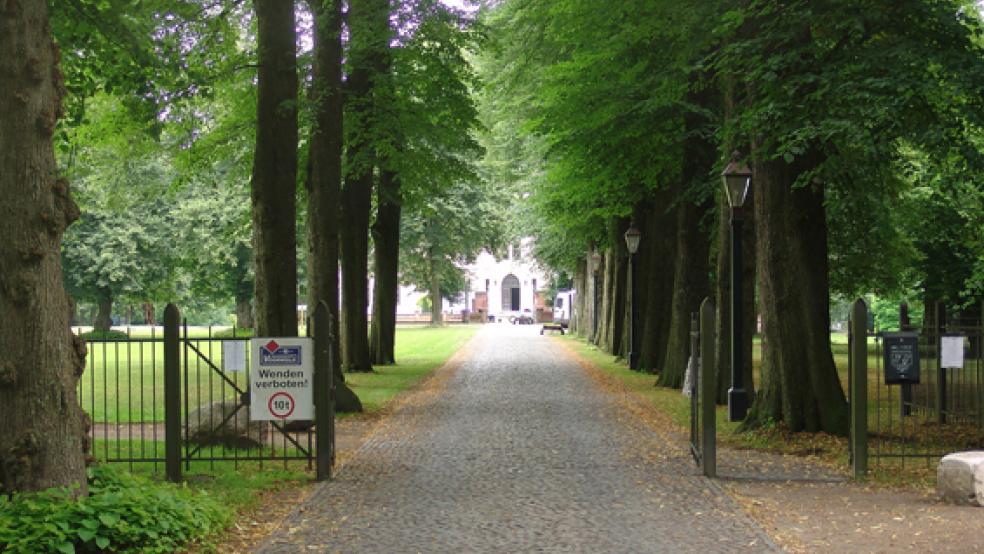 Der Park des Schlosses Evenburg und die Alleen in Loga hat der Landkreis Leer vorsorglich gesperrt. © Archivfoto: Boelmann