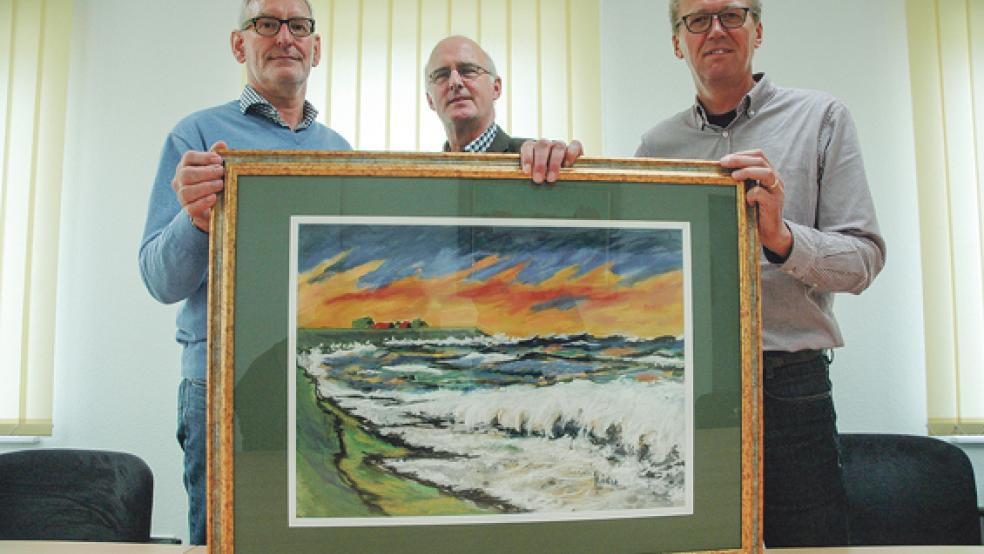 Symbolkraft hat das Gemälde »Sturmflut am Dollart«, das Kristian Scholz aus Midlum vor vier Jahren schuf, für Meint Hensmann, Klaus Jensen und Gert Bartels (von links) von der Interessengemeinschaft der Deich- und Sielverbände Weser-Ems. © Foto: Szyska