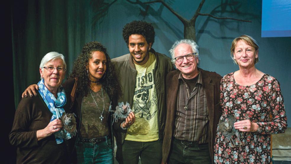 Bei der Abschlussveranstaltung in Berlin: (von links) Ursula Siemon (Patin), Yohana Beraki und Micheal Woldu (Eritrea), der dänische Künstler Jens Galschiøt und Angelika Janßen-Harms (Stadt Weener). © Foto: Sebi Berens