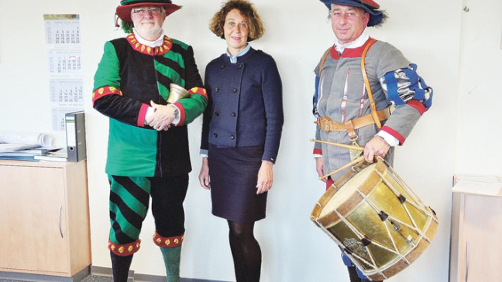 Ausrufer Arno Loerts, der dies zum neunten Mal macht, Bürgermeisterin Beatrix Kuhl und »Krankheitsvertretung« Reemt Reemtsema mit der Trommel. © Foto: Wolters