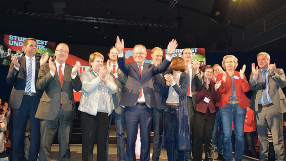 Gab sich siegessicher: Ministerpräsident Stephan Weil (Mitte) am Mittwoch in Emden. Auf dem Foto von links Wirtschaftsminister Olaf Lies, Innenminister Boris Pistorius und die SPD-Landtagsfraktionsvorsitzende Hanne Modder aus Bunde. Rechts im Bild Landtagskandidat Sascha Laaken aus Ostrhauderfehn. © Foto: Tammen