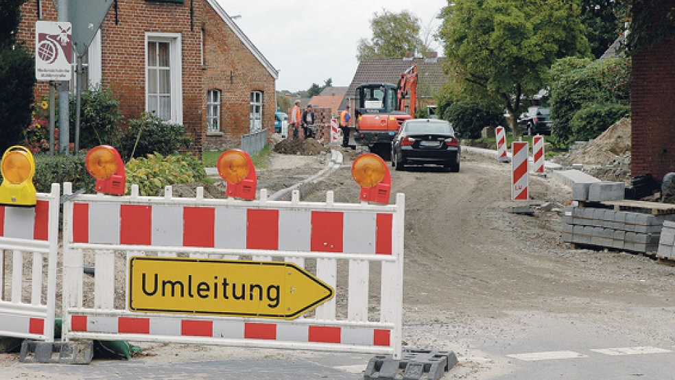 Die Sanierung der Kreisstraße 30 - hier in Stapelmoor - schreitet planmäßig voran. © Foto: Szyska