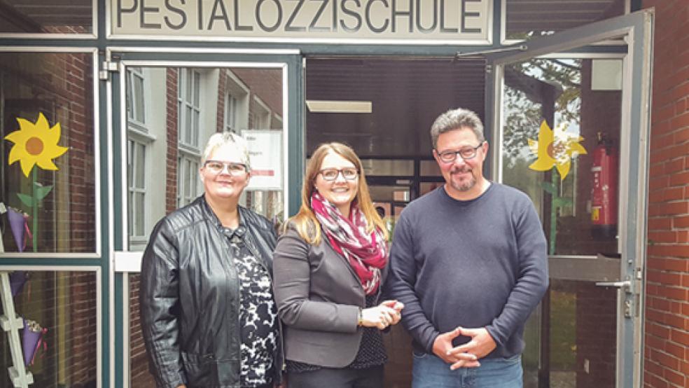 Informierten sich in der Pestalozzischule: Hildegard Hinderks, CDU-Stadtverbandsvorsitzende, und Tatjana Maier-Keil. Rechts im Bild Schulleiter Rudolf Faust. © Foto: CDU