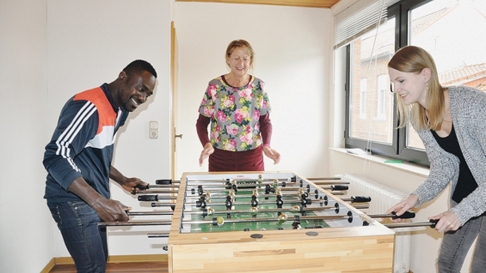 Spielen im »neuen« Jugendzentrum eine Runde »Kicker«: Koffi-Yeboua Ali, Angelika Janßen-Harms und Christina Frey (von links). © Foto: Boelmann