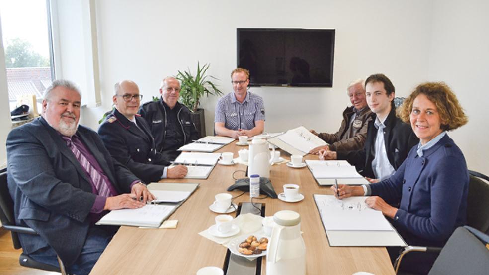 Bei der Unterzeichnung: Gerhard Krone (Leiter des Fachdienstes Sicherheit und Ordnung der Stadt Leer), Clemens Ressmann (Ortsfeuerwehr Leer), Bernhard Janssen (Polizeiinspektion Leer/Emden), Torsten Blank (Fachdienst Sicherheit und Ordnung), Karl-Heinz Langenscheidt (Verein reisender Schausteller Ostfriesland), Hendrik Lünemann (Deutsches Rotes Kreuz, Kreisverband Leer) und Bürgermeisterin Beatrix Kuhl. © Foto: Stadt Leer