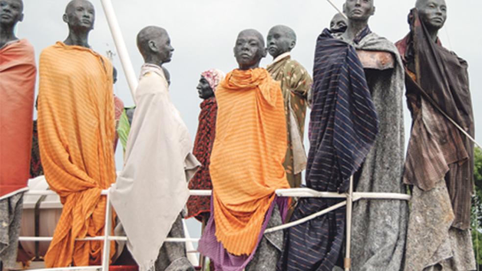 Diese Kunstinstallation des dänischen Künstlers Jens Galschiot an Bord der »MS Anton«, die Mitte August im Hafen von Weener festmachte, sollte Besucher für die Lebenswege von Flüchtlingen sensibilisieren. © Foto: Hoegen