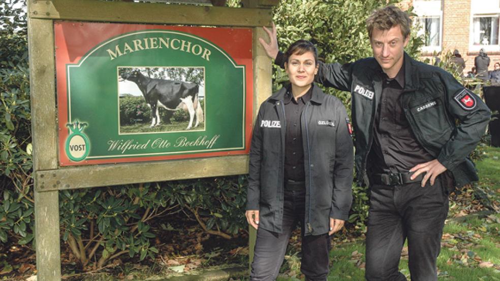 Der Hof von Ortsvorsteher Wilfried Otto Boekhoff in Marienchor verwandelte sich gestern und vorgestern in ein Filmset. Die Schauspieler Sophie Dal und Maxim Mehmet schlüpften dort wieder in die Rollen der Polizisten Süher Özlügül und Henk Cassens. © Foto: Szyska