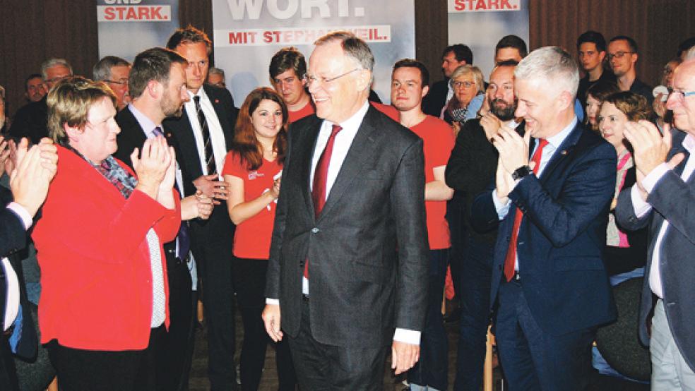 Stehende Ovationen gab es für Ministerpräsident Stephan Weil zum Empfang. Links im Bild die SPD-Landtagsabgeordnete Johanne Modder, rechts Landrat Matthias Groote, neben ihm Modders Vorgänger im Landtag, Helmut Collmann.  © Foto: Hoegen