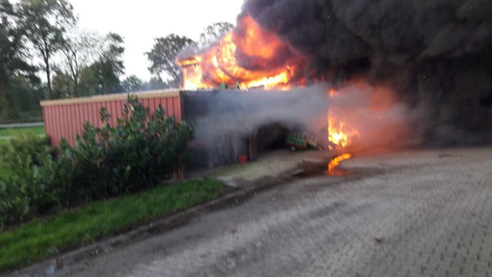 Auf einem landwirtschaftlichen Betrieb in Rhaude ist am Freitagabend ein Feuer ausgebrochen. Eine Werkstatt brannte komplett aus.  © Foto: Kreisfeuerwehr