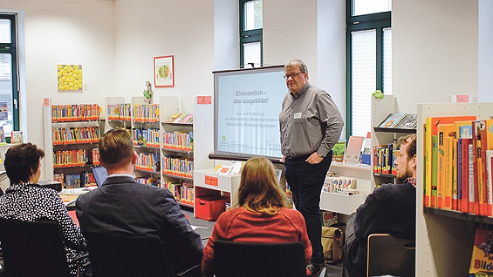 In vertrauter Umgebung diskutieren die Teilnehmer eines Workshops in Papenburg aktuelle Herausforderungen im Bibliothekenalltag. © Foto: EDR