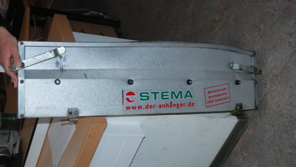 Den Besitzer dieser Anhängerklappe sucht die Polizei Wittmund. © Foto: Polizei