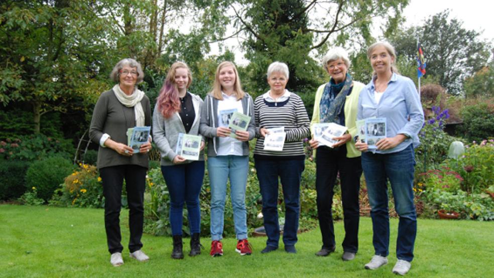 Gisela Ritz, Joana Ulpts, Anna Fischer, Karin Mittwollen, Anny Kaufmann und Birgit Rutenberg mit den aktuellen Broschüren zu den beiden „Stolperstein“-Verlegeterminen am 21. Oktober. © Foto: Hoegen