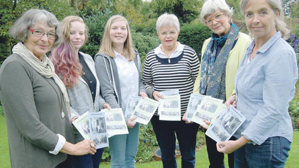 Stellten die beiden Broschüren über Familienschicksale vor: Von links Gisela Ritz, die beiden Schülerinnen Joana Ulpts und Anna Fischer, Karin Mittwollen, Anny Kaufmann und Birgit Rutenberg vom Arbeitskreis »Stolpersteine« Weener. © Foto: Hoegen