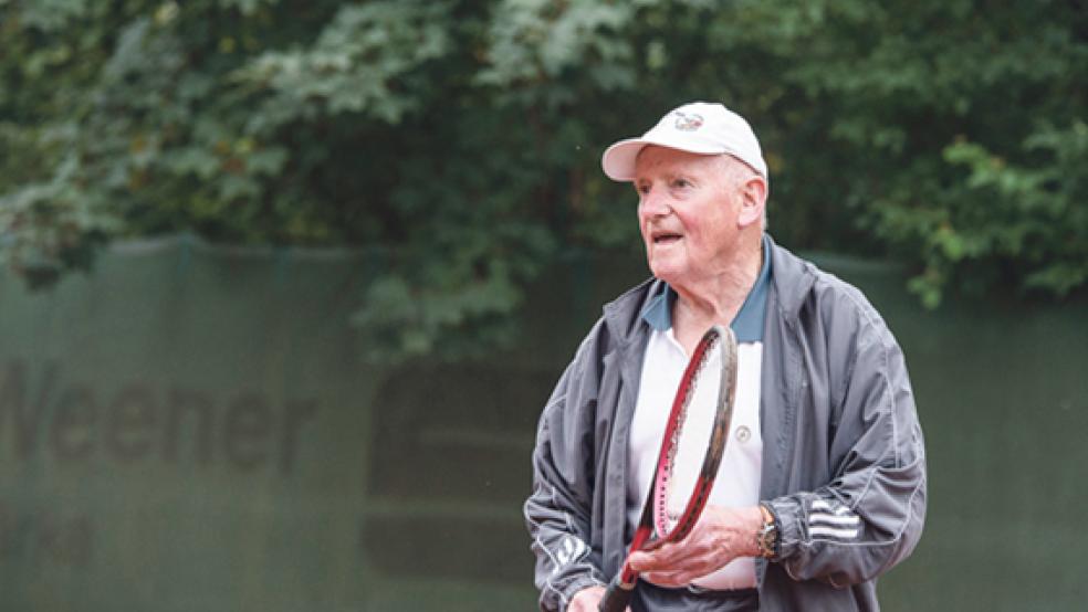 Den Schläger fest in der Hand hält Siegfried Jelinski: Der 84-Jährige spielt zweimal in der Woche Tennis in Weener. © Fotos: Mentrup