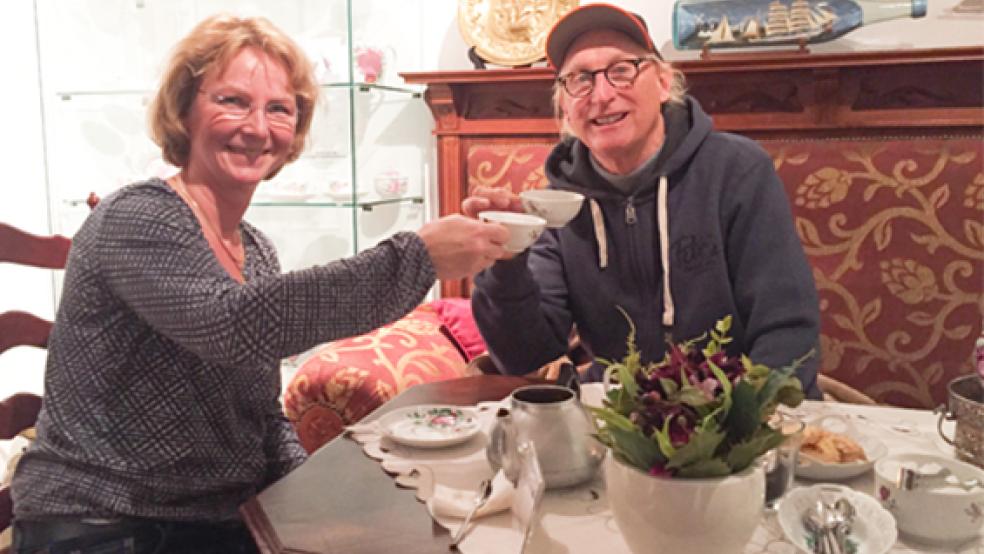 Otto Waalkes bei einer Tasse Tee mit Celia Hübl, Leiterin des Bünting Teemuseums in Leer. © Foto: privat