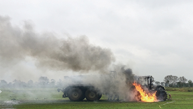 Traktor in Bingum steht in Flammen