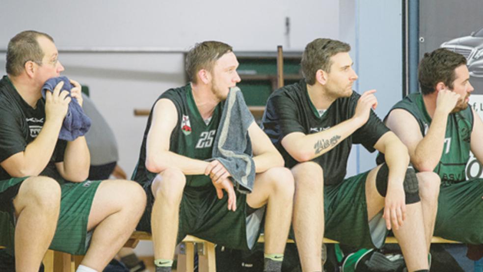 Selbst das Kauen auf dem Handtuch half Patrick Barghoorn (2. v. l.) und seinen Bingumern nicht. Er fieberte vergeblich mit Kai Lamprecht, Onno Hotze und Willm Rauert (von links) auf der Bank mit. © Foto: Mentrup