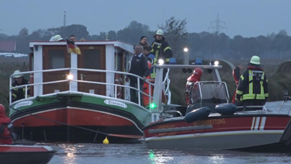 Feuerwehr und Wasserrettung waren am Dienstag bei einer Schiffshavarie auf dem Fehntjer Tief im Einsatz. © Foto: Loger