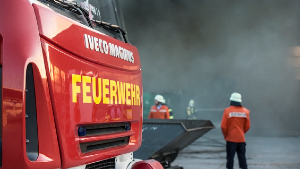 Die Feuerwehr löschte am Dienstag in Nüttermoor einen brennenden Ford. © Foto: Archiv
