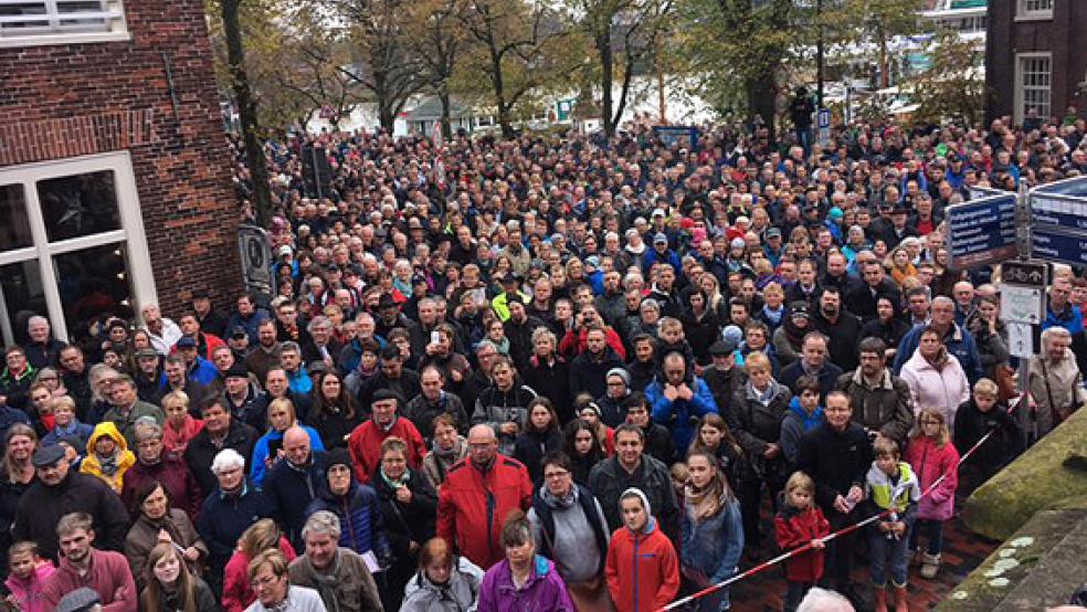 Das Publikum drängt sich vor der Freitreppe des Rathauses, der Gallimarkt wird gerade eröffnet. © Foto: Boelmann
