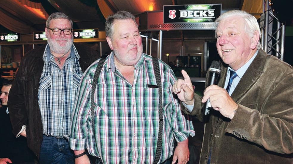 Abschied vom Gallimarkt: Karl-Heinz Langenscheidt (rechts) dankte Helmut Kruse und Thomas Wilbers (von links) für die jahrelange gute Zusammenarbeit.  © Foto: Wolters