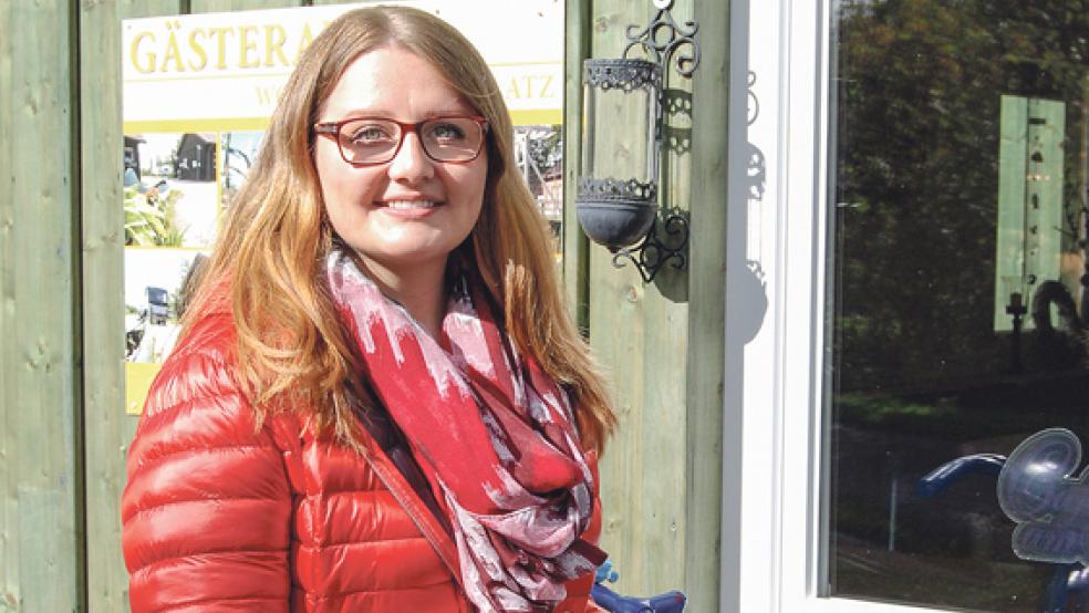 Tatjana Maier-Keil ist eingefleischte Fehntjerin und hat ihre Lieblingsplätze in Rhauderfehn, so hier das Café der Paddel- und Pedalstation am Ortsrand.  © Foto: Hoegen
