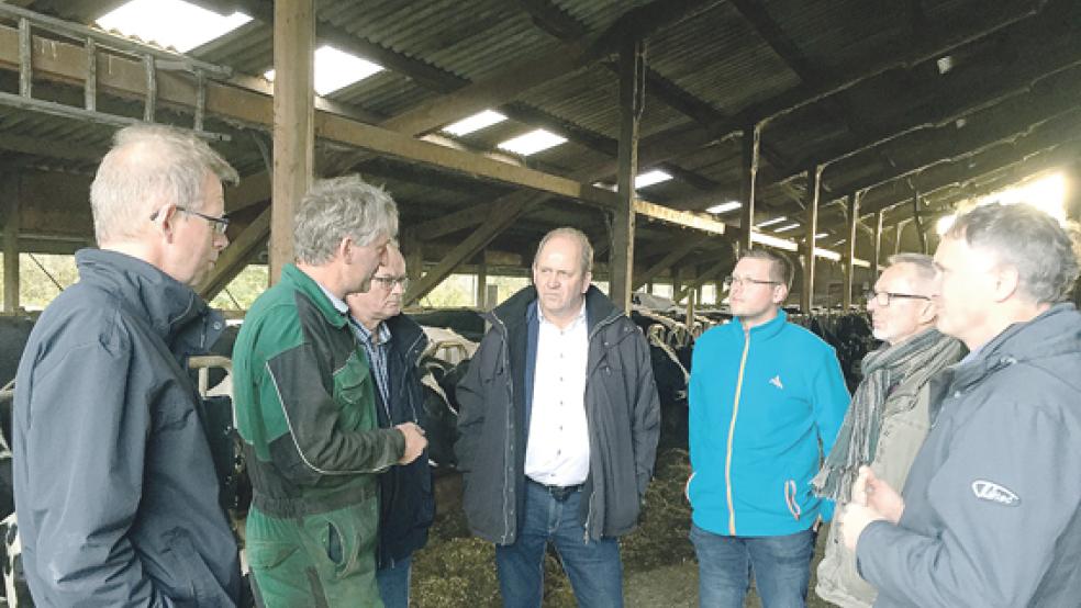 Sprachen über die Sorgen von Landwirten (von links): LHV-Geschäftsführer Rudolf Bleeker, Landwirt und stellvertretender LHV-Vorsitzender Gerhard Bohlen, Jan Vermue (FDP), MdL Hermann Gruppe (FDP), Landtagskandidat Jens Völker (FDP), Hans-Dieter Reinert (FDP) und Arno Baumfalk (Vorsitzender des Zweigvereins Amdorf-Neuburg). © Foto: FDP