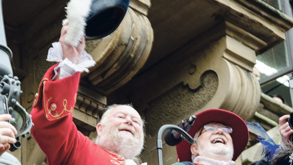 Stimm- und Sturmgewalt bei der Eröffnung des Gallimarktes: Lautstark wurde es bei Towncrier Trevor Heeks (links) und Ober-Herold Arno Loerts. © Fotos: Hanken
