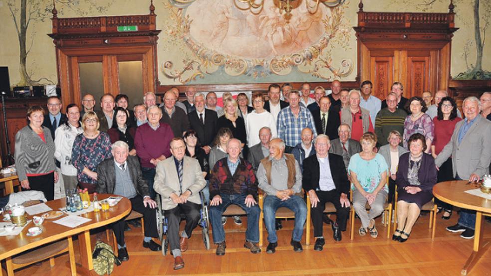 Im Anschluss an die Ehrung stellten sich die Gewerkschafter zum gemeinsamen Erinnerungsfoto zusammen. © Foto: Wolters