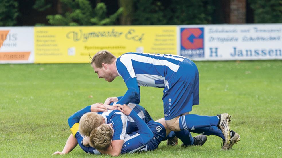Aus dem Feiern kommen die Möhlenwarfer um Nico Markus, Hermann Ibo Engberts und Lars Hinrichs momentan nicht heraus. Auch nach dem Spitzenspiel gegen die SG Collinghorst/Rajen am Sonntag wollen sie jubeln. © Foto: Mentrup