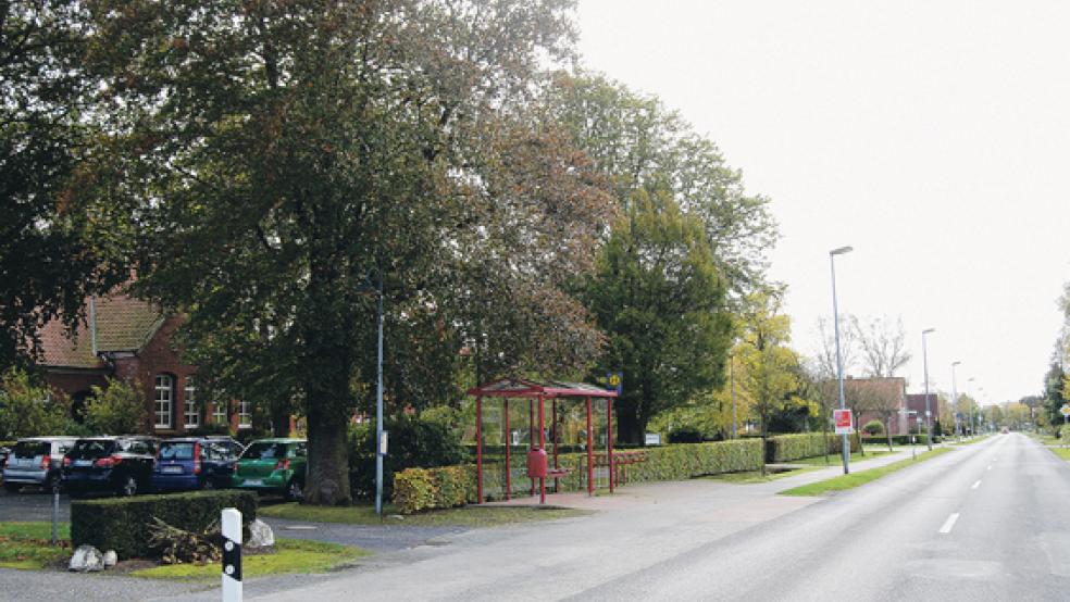 Die ehemalige Grundschule in Stapelmoorerheide wird mittlerweile von der Lebenshilfe genutzt, die hier sowohl einen Heilpädagogischen Kindergarten als auch eine Kinderkrippe betreibt. Ein Antrag, vor der Schule wieder »Tempo 30« einzuführen, läuft und soll im November behandelt werden. © Foto: Hoegen