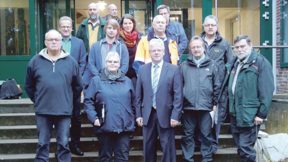 Die Baumkommission: Unten von links Hartmut Manning, Ratsfrau Hildegard Hinderks (CDU), Bürgermeister Ludwig Sonnenberg, Lutz Drewniok (Gruppe UGFG) und Jens Wolken. In der Mitte von links: Andreas Sinningen und Stefan Schmitz (beide Stadt Weener), Maria Stricker (Landkreis Leer) sowie die Ratsmitglieder Manfred Robbe und Friederich Sap (beide SPD). Ober von links: Ingo Dirks (Bauhof), Ratsherr Udo Becker (AfD) und Joachim Steffen (Leiter des Bauhofes). © Foto: Stadt Weener