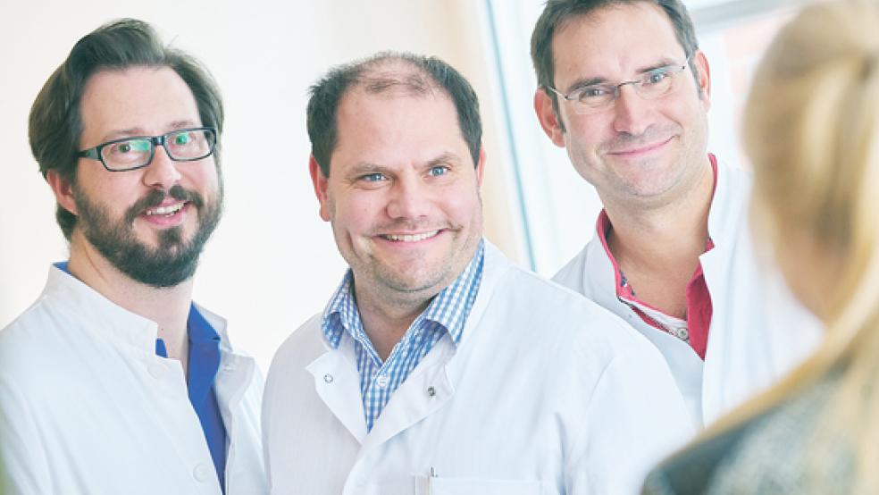 Dr. Kris Vanhecke (von links), Lars Venhoff und Dr. Gunnar Krause sind ab sofort als Chef­ärzte im Borromäus Hospital Leer tätig und haben sich auf unterschiedliche gynäkologische Schwerpunkte spezialisiert. © Fotos: privat
