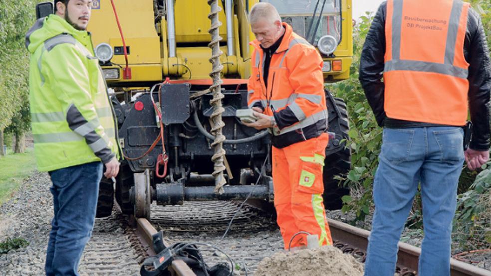 Spurensuche im Untergrund des Gleisbetts nahe der Süderstraße in Weener. Mitarbeiter der Firma Schollenberger und der Deutschen Bahn bei der Bohrsondierung. Dabei soll ermittelt werden, ob sich Bomben oder andere Weltkriegs-Relikte im Boden befinden. © Foto: Hanken