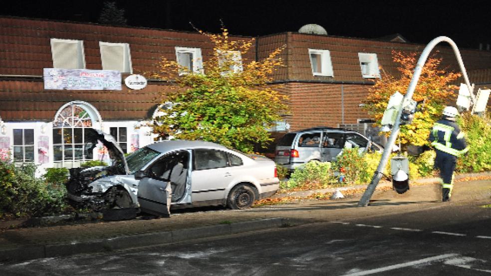 Schwerer Verkehrsunfall in Warsingsfehn: Drei Menschen werden verletzt. © Wolters
