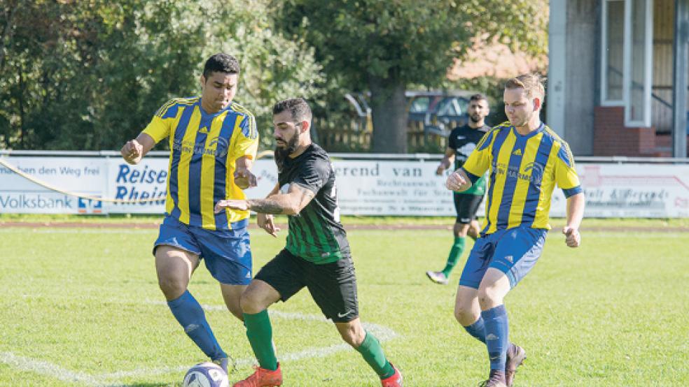 Allen Weeneranern davon lief Völlens Hussein El Khansa, der drei Tore erzielte. Hier schüttelt er Adson Menezes und Timo Gersema ab. © Foto: Mentrup